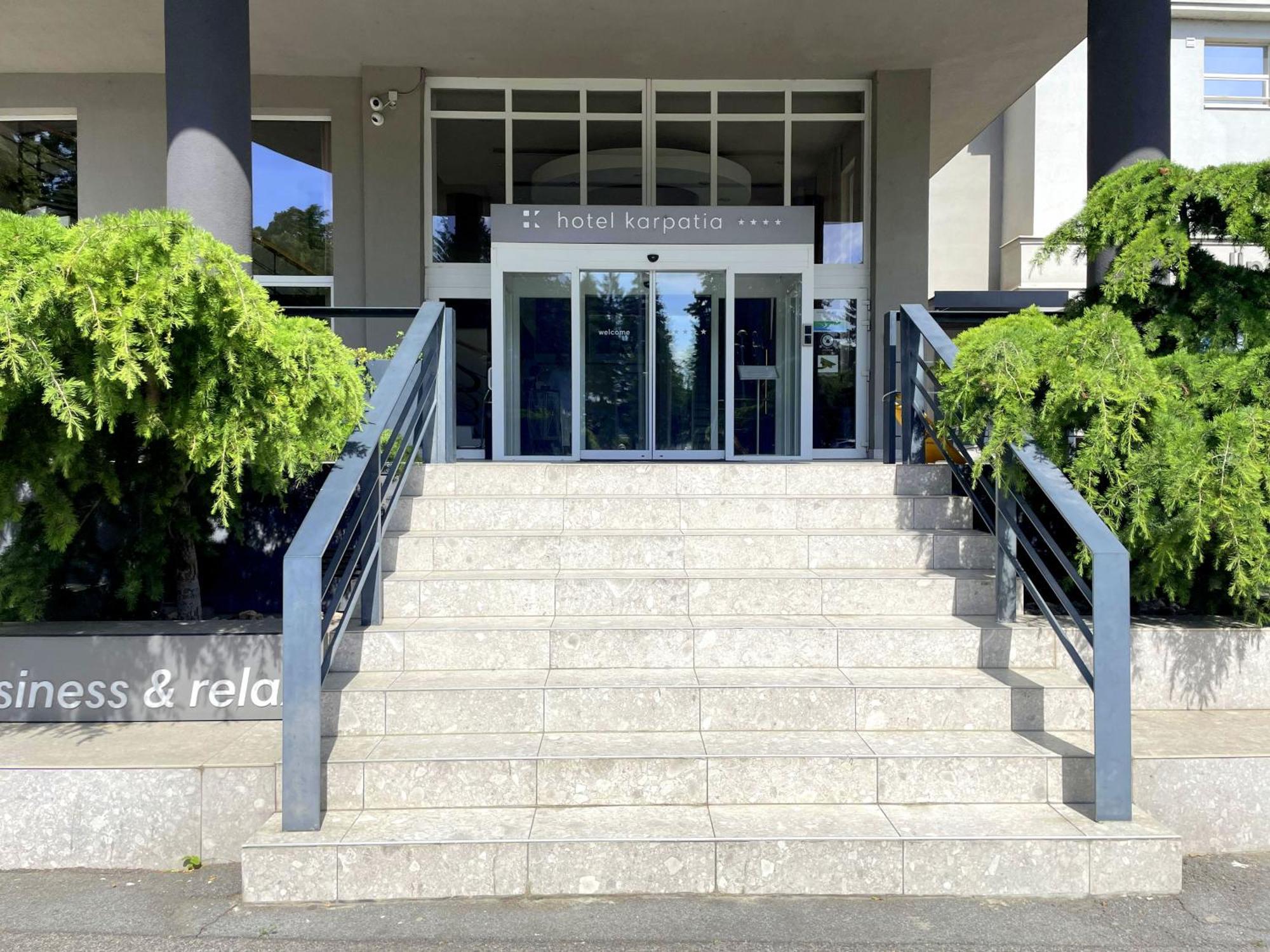 Hotel Karpatia Humenné Extérieur photo