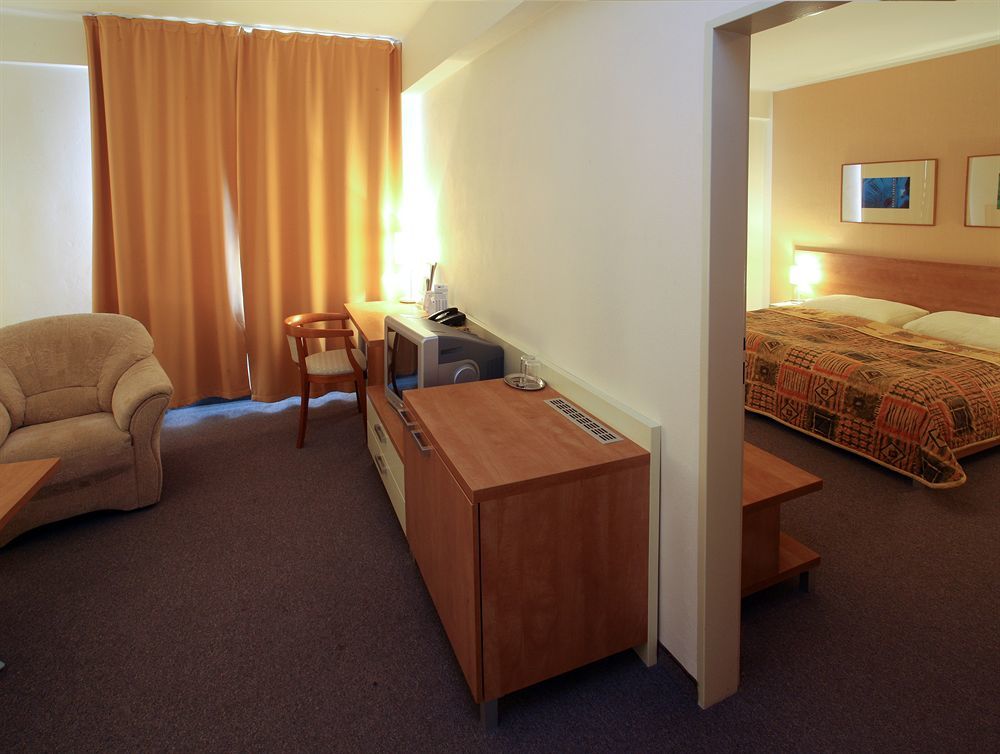 Hotel Karpatia Humenné Extérieur photo