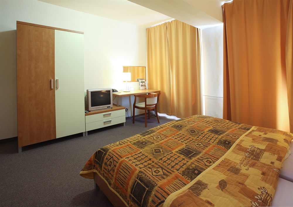 Hotel Karpatia Humenné Extérieur photo