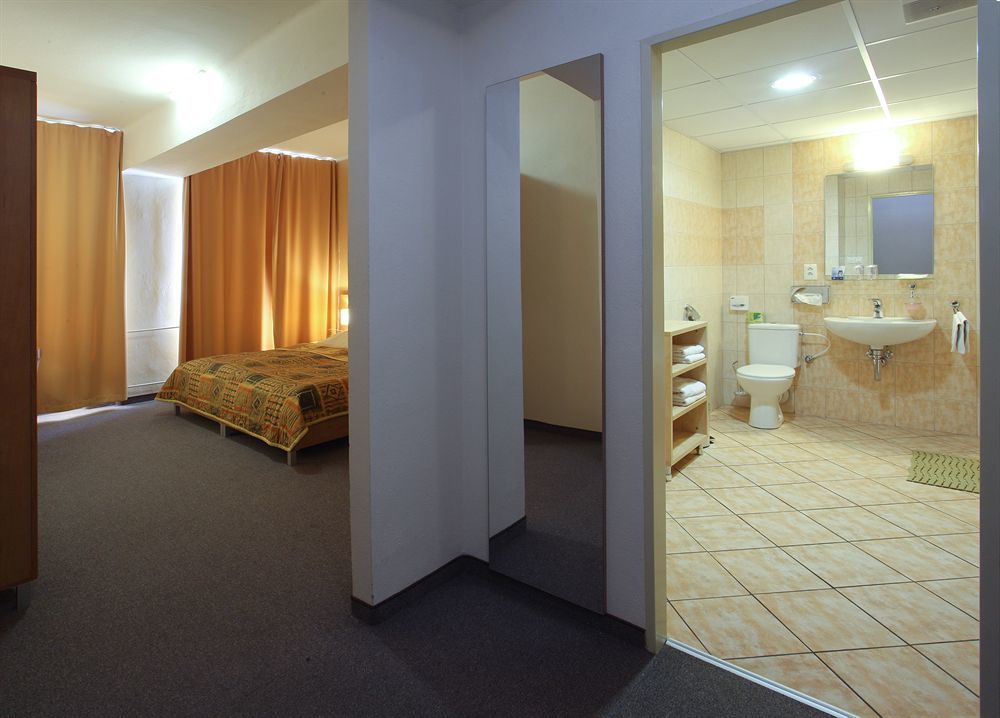 Hotel Karpatia Humenné Extérieur photo