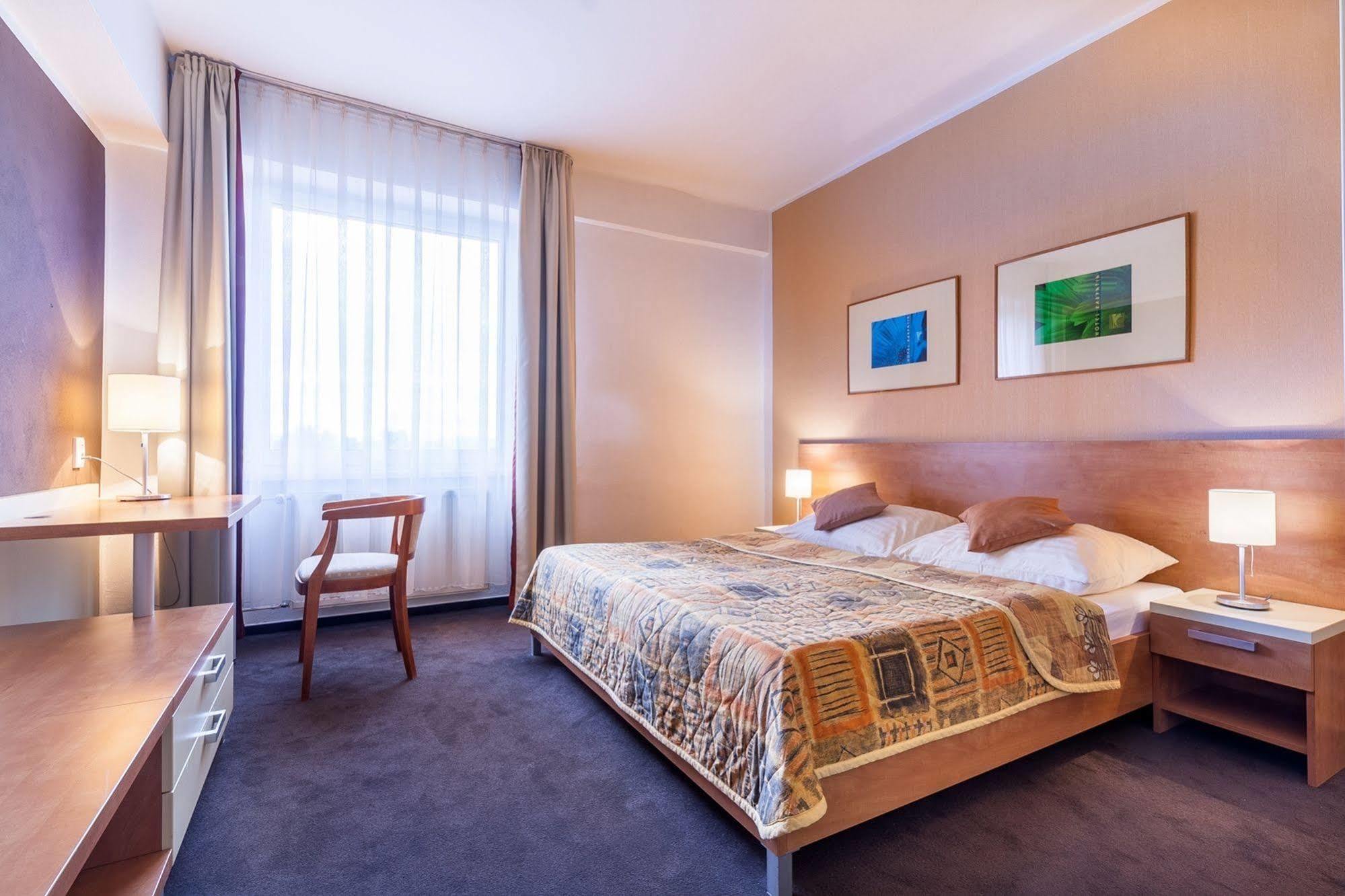 Hotel Karpatia Humenné Extérieur photo