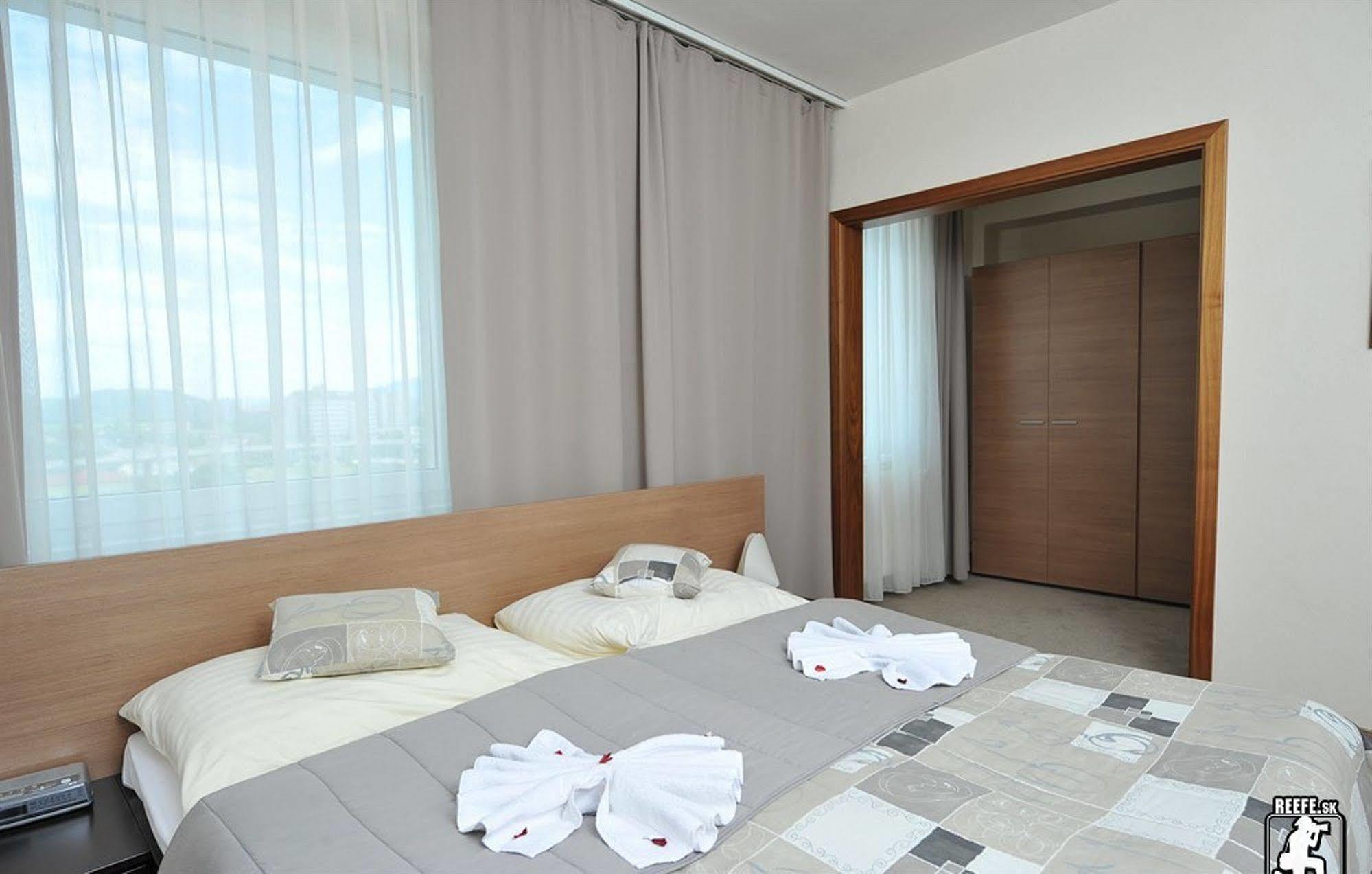 Hotel Karpatia Humenné Extérieur photo