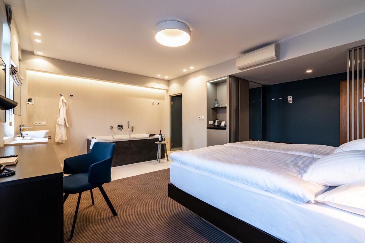 Hotel Karpatia Humenné Extérieur photo